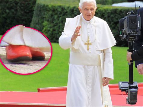 Warum der Papst rote Schuhe trägt .